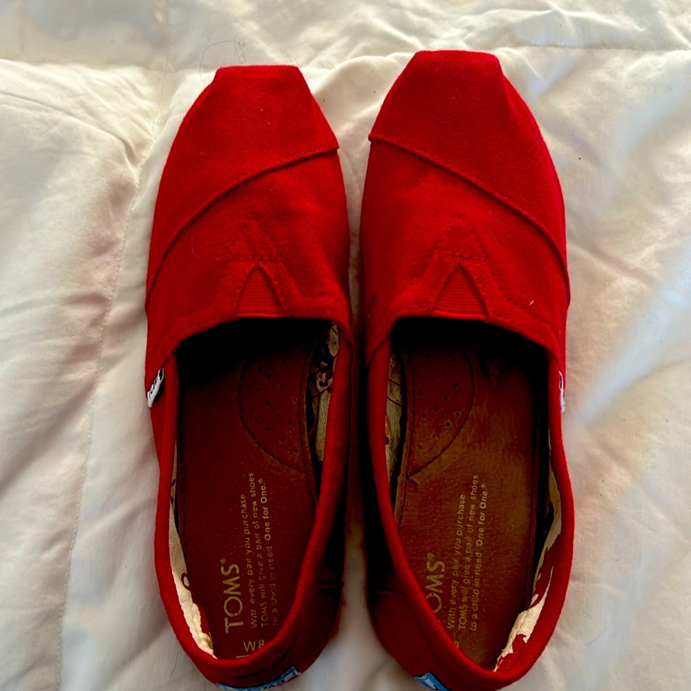 EUC Original Tom’s Can as Slip-Ons